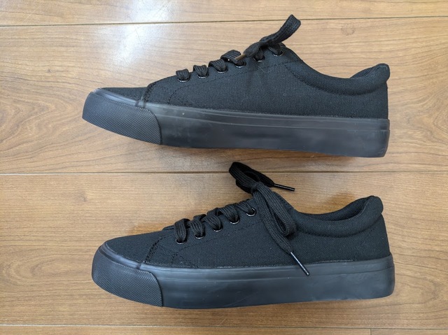 【GU ふかふかキャンバススニーカー】上が内側、下が外側サイドです。ソールは厚め！