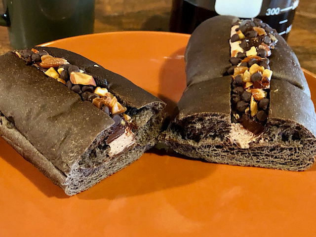 【ローソン　ショコラロールチョコチップ＆アーモンド】溢れんばかりのチョコチップとアーモンドが美味しそう