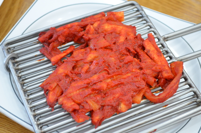  つきだしのなかでも人気があるツルニンジンのコチュジャン焼き（トドックイ）。高麗人参のような風味。「パニャ・トルソッパ本店」