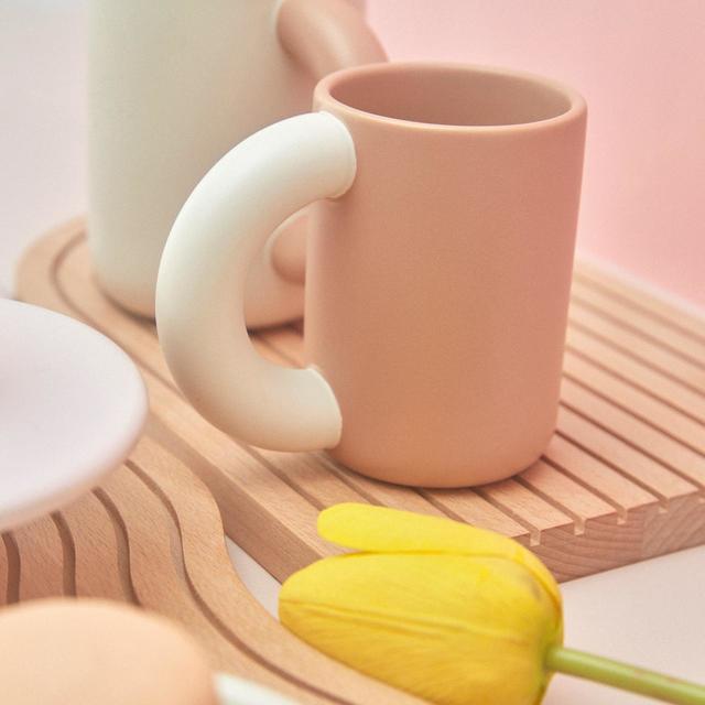 「ポッテ マグ」はベージュ／ブラウンの2種類です。