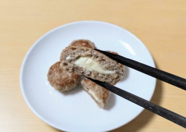 【スターゼン DELI BURG ミニチーズインハンバーグ 1000g 1548円】カットしてみると、チーズの量がよくわかる