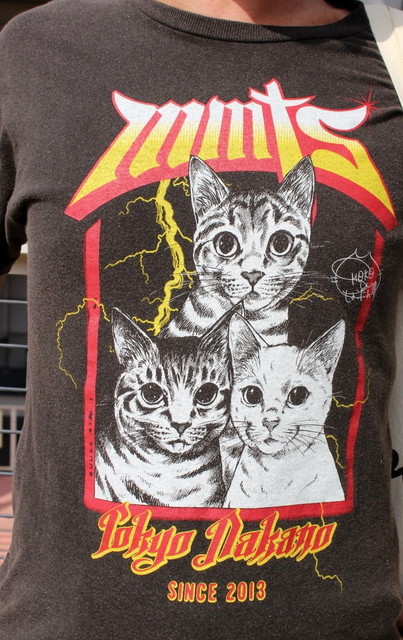 猫好きで知られる「しょこたん」こと、中川翔子さんデザインのTシャツ。ロックバンドのツアーTシャツみたいでカッコいいですね。