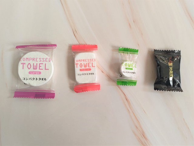 【ダイソー】コンパクトタオルを飴と並べてみたところ