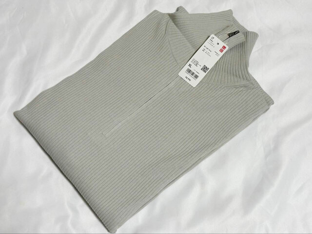 【UNIQLO ハーフジップニットワンピース】カラーはライトグレー、ブラック、ベージュの3種。ライトグレーはオフホワイトに近い色味です