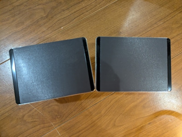 【無印良品 サイズに合わせて使えるキッチンペーパーホルダー】ホルダーはマグネットで取り付けるタイプ。面が広いので、冷蔵庫に取り付けたときの安定感もばっちり!