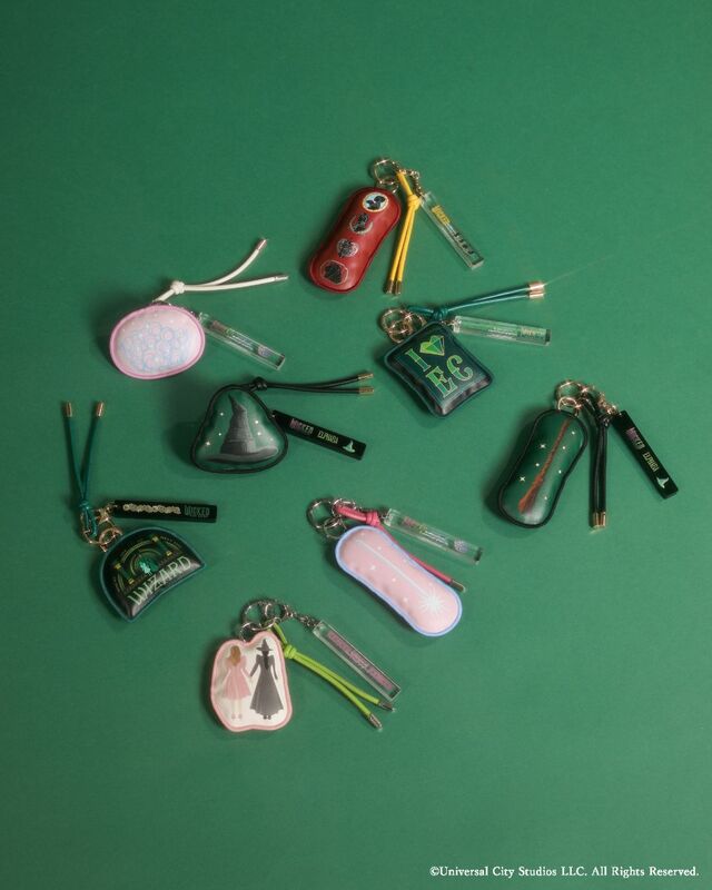 【Green Parks】映画『ウィキッド 永遠の約束』の公開記念コレクション|アートグラフィックチャーム|¥2,530|2026年3月6日(金)より全国のGreen Parks店舗およびECサイト「STRIPE CLUB」にて発売