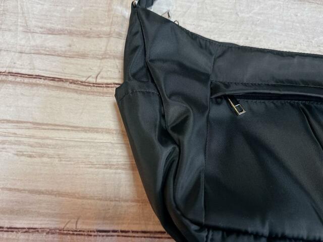 両サイドに1つずつポケット付き