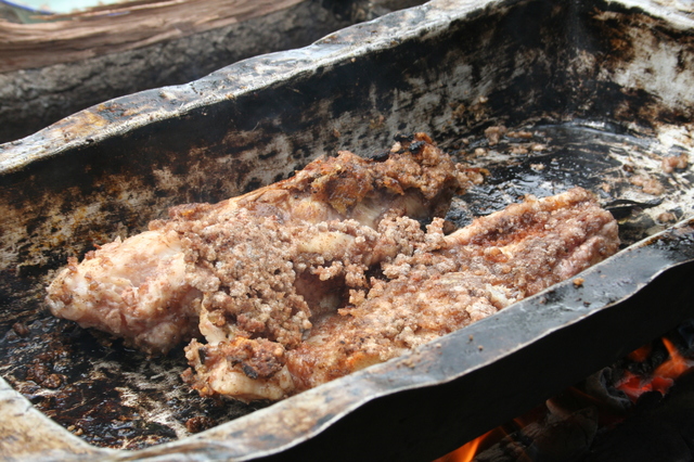 小塚流ライギョのムニエル。現地の人々の常食であるヤシの木からとれるデンプンを小麦粉の代わりに使ったところ、カリッとした衣が好評を得た