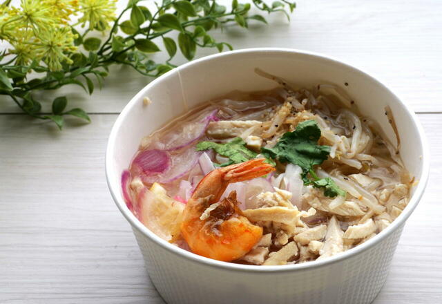 【成城石井の愛されグルメ ごはん部門 1位】「成城石井自家製 フォー・ガー(鶏肉のフォー)」1パック 647円(税込)