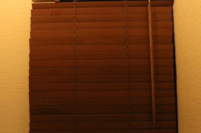【ニトリ 木製ブラインド(ヴェントMBR 60x138)】全部閉めると光が漏れず、日差しが強い時におすすめ