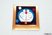 【ドラえもん×ダロワイヨ】「ドラえもん オペラ」4,536円／「オペラ」の上に、ショコラで丁寧に再現したドラえもんをデコレーション