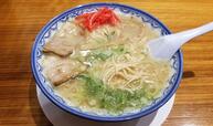 筆者が博多で食べた、とんこつラーメン。臭みは感じられなかった