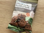 【ファミリーマート カカオの風味が香るチョコチップクッキー】片手に収まるくらいのベストサイズ
