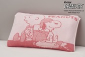 【PEANUTS「PEANUTS MORE SLEEP のびのびタオルピローケース ピンク」2,200円】くつろいだキャラクターたちにつられて眠くなるようなデザイン