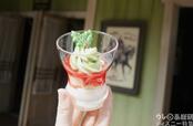 「東京ディズニーリゾートのクリスマス」 スペシャルメニュー｜ストロベリーケーキカップ｜550円｜販売店舗：ハングリーベア・レストラン、トゥモローランド・テラス、ザンビーニ・ブラザーズ・リストランテ、ニューヨーク・デリ