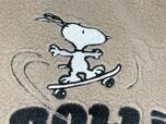 スケボーをしているスヌーピーがかわいい!スケボーの淡いピンクカラーもキュートです♪