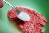 ジューシーなハンバーグを作るポイント。冷たく冷やしたお肉に、「塩」をかけます。