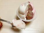 【ファミリーマート セイカ 南国白くま練乳ソフト いちご味】濃厚な味わいをいちごの果肉とソースが下から支える