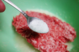 ジューシーなハンバーグを作るポイント。冷たく冷やしたお肉に、「塩」をかけます。