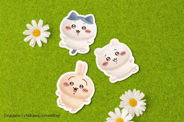 8個入パッケージには、「ちいかわ」「ハチワレ」「うさぎ」のオリジナルステッカーがランダムで1枚封入！