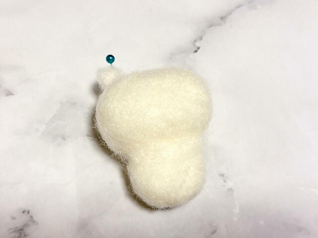 ボディのパーツをつけるときはまち針で刺すのがおすすめ