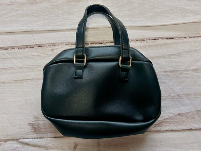 バックは装飾がないシンプルなデザイン