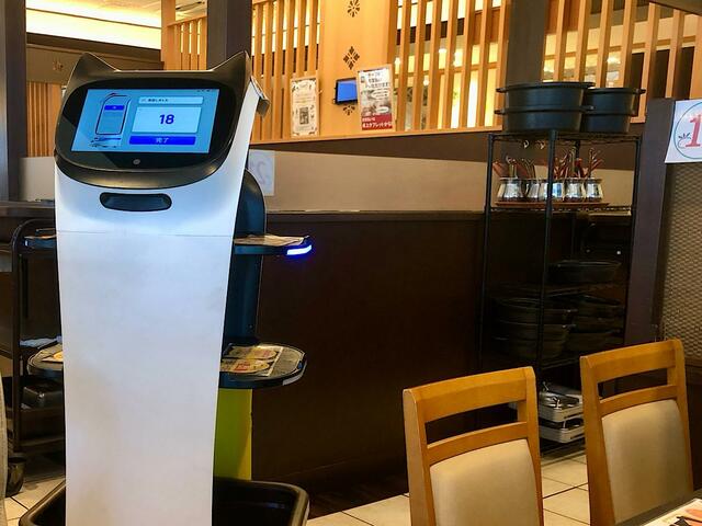 【しゃぶ葉　豚バラ　しゃぶしゃぶ食べ放題コース】】頼んだお肉はネコ型配膳ロボが元気よく運んでくれます(＊店舗により配膳ロボが不在の場合があります)