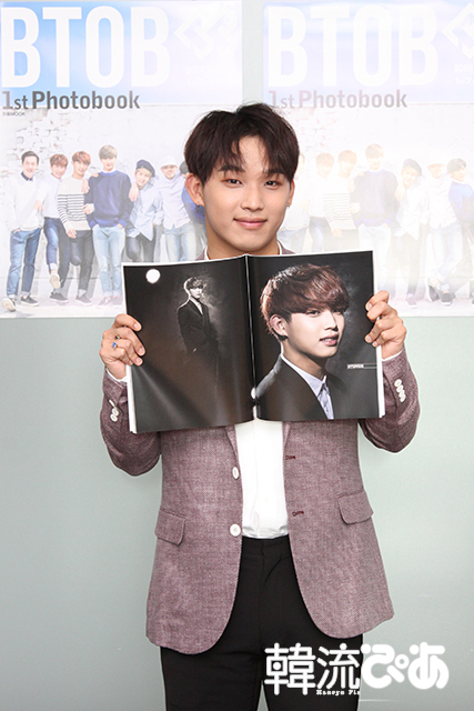 BTOBヒョンシク＠初フォトブック発売記念サイン会　お気に入りのページを開いてパチリ！