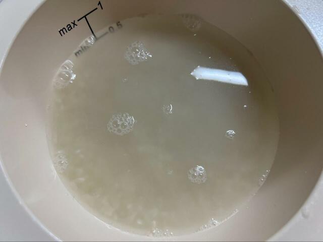 【サンコー 炊き立て丼】お水を入れる時もお米ができるだけ平らになるように注意する