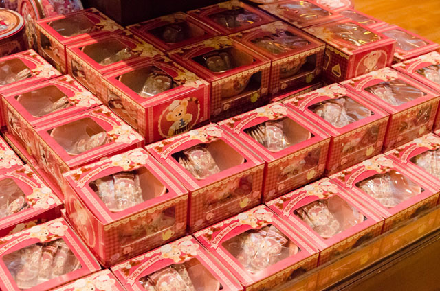 東京ディズニーシー「スウィート・ダッフィー」（2015年）スペシャルグッズ ©Disney