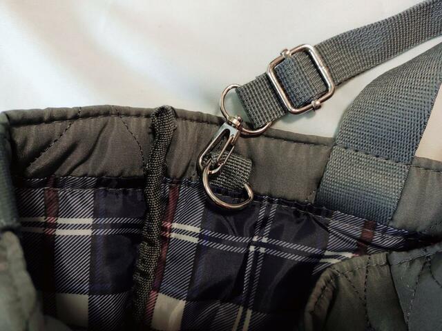 Dカンに、ショルダー部分の先端にあるフックを取り付ける