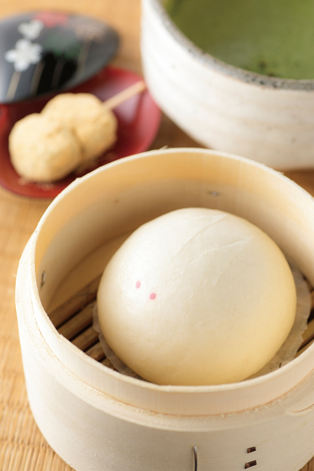 茶寮 風花／「うさぎまんじゅう抹茶セット」（800円）。甘さ控えめでお抹茶とも相性抜群。よもぎ団子付き。
