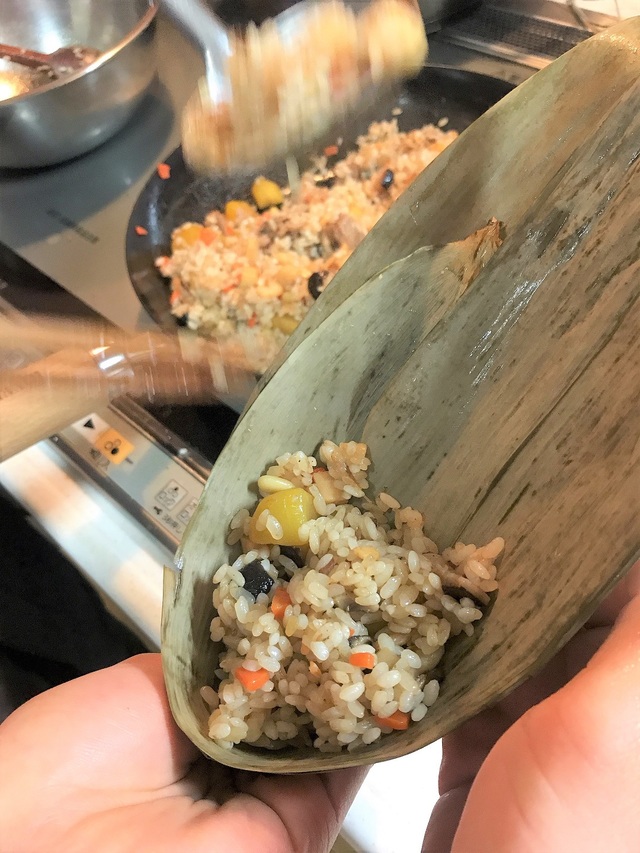 中華街で購入した竹の葉。今はネットでも気軽に購入できる。包む前に一度水にくぐらせて柔らかくしておくのがポイント。１つのチマキに２枚の葉を使う