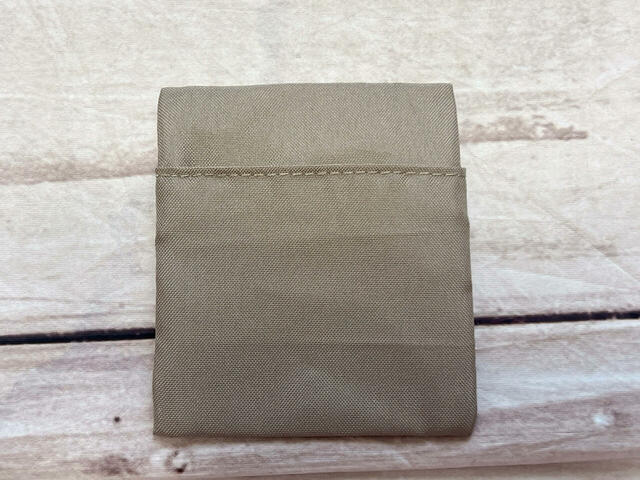 背面にはポケット付き