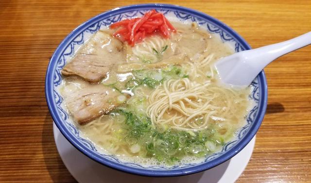 筆者が博多で食べた、とんこつラーメン。臭みは感じられなかった