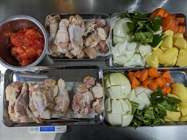 【アイリスオーヤマ 無加水鍋 COTOCO （MKSN-S20）】同じ分量の鶏肉と野菜を使い、カレーを作って比較