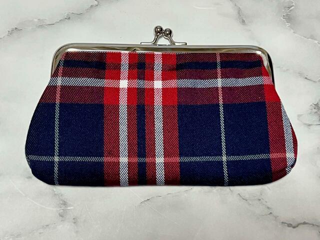 バックはシンプルなデザインです『SPRiNG 10月号』付録:MICKEY MOUSE(ミッキーマウス)横長がま口ポーチ