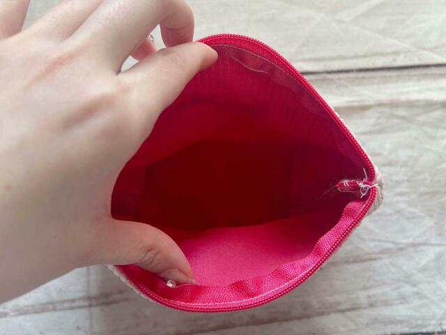 内側は仕切りやポケットなどがないシンプルな作り