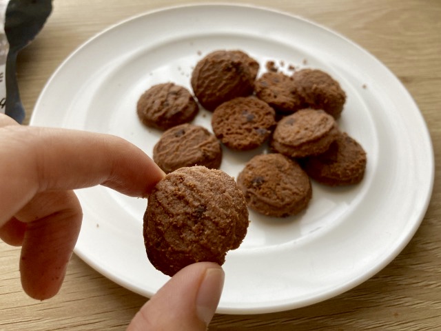 【ファミリーマート カカオの風味が香るチョコチップクッキー】一口サイズでおやつに最適