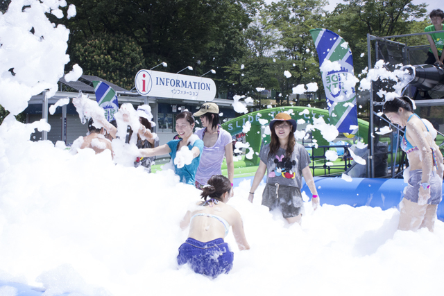 スライドザシティーに参加した水着美女たち