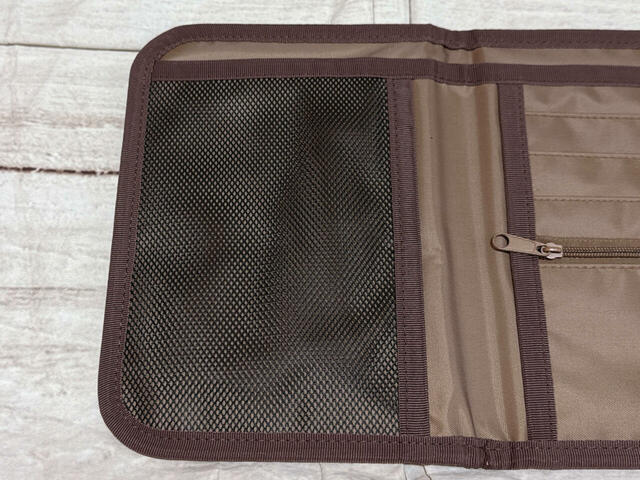 ポケット2：中身がわかるメッシュポケット【付録：ロベルタ ディ カメリーノの整理ケース】