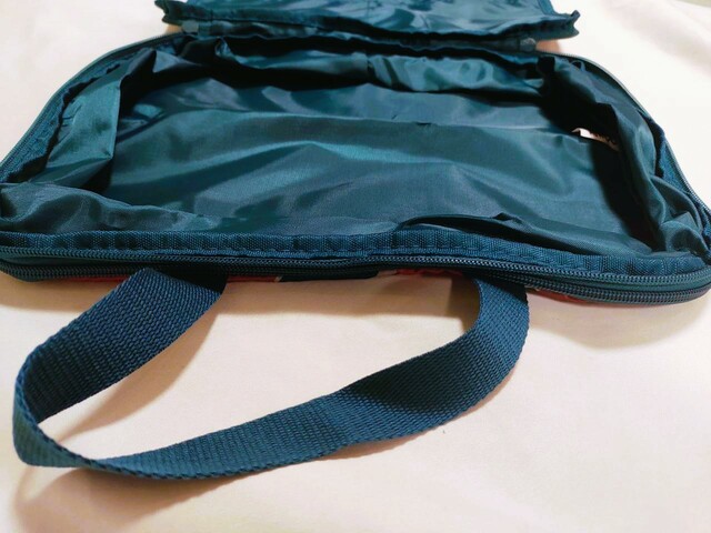 蓋部分に、チャック式ポケット・2つの仕切りあり