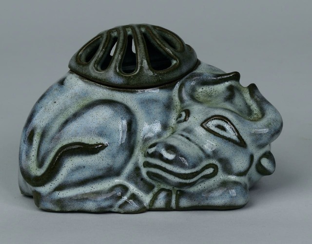 【いきもののかたちー一橋徳川家資料のどうぶつたちー】「青釉牛形香炉」当館蔵（一橋徳川家記念室）