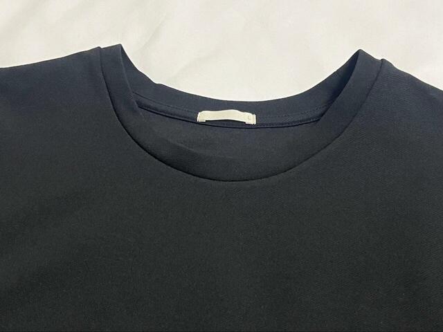 【GU ランタンスリーブワンピース(5分袖)Z+E】ブラックのLサイズを購入。首元はちょうど良い開き具合です
