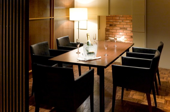 レストラン「HUSH HUSH」