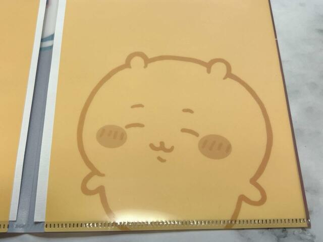 うさぎに笑いかけているちいかわがなんともキュート!