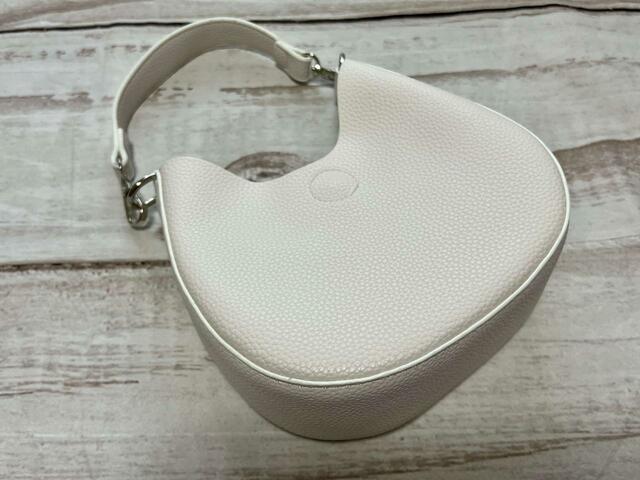 【GRL（グレイル）】カラバリは5色。こちらはオフホワイトですが、黄みの少ないパキッとしたホワイトに近い印象