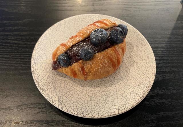 「フルーツあんクロワッサン」価格￥360（税込）※イートインの場合「クロワッサンセット」で価格￥650～