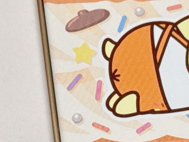 マカロンの間のホイップ部分には、プリンの帽子が!