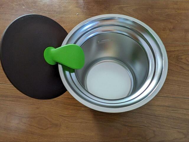 【サーモス 真空断熱テーブルスープジャー 1L】説明書にはありませんが、フタはふちに引っかけても使えそう